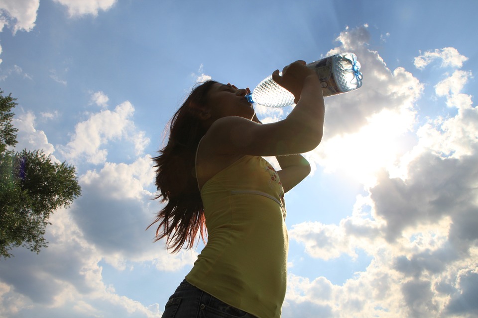 In gravidanza si raccomanda di bere almeno 10 bicchieri di acqua al giorno