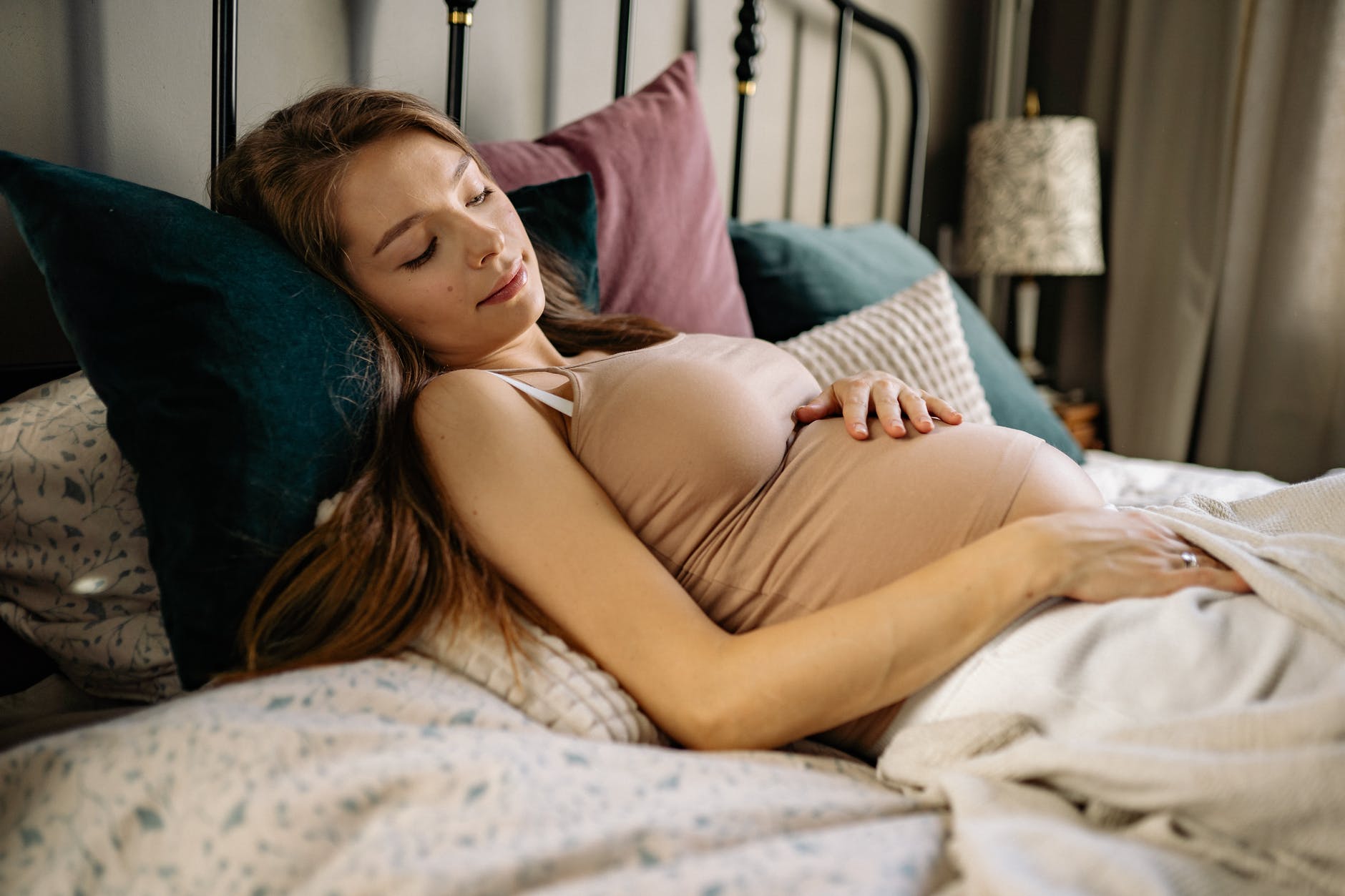 In che modo la posizione durante il sonno influisce sulla salute in gravidanza? 