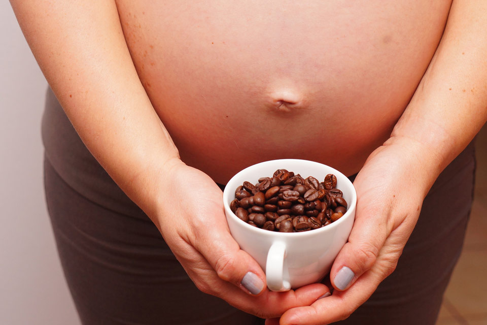 Caffeina in gravidanza, sì o no? Un argomento ancora controverso per gli esperti.