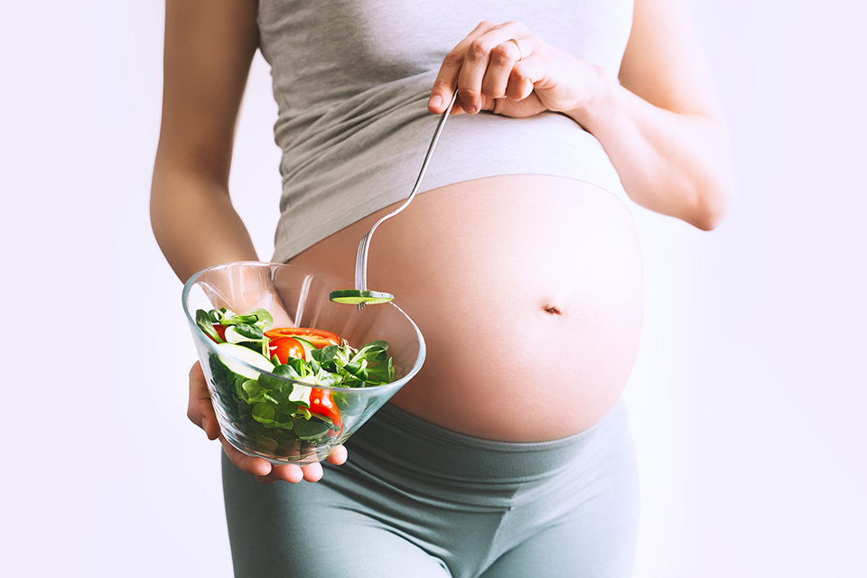 Acido folico in gravidanza. Perché è importante? Qual è la dose raccomandata e per quanto tempo prenderlo? Assumerne troppo è pericoloso? 